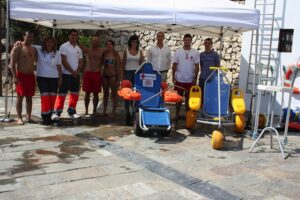 Presentació de la cadira amfíbia a la platja de La Fustera