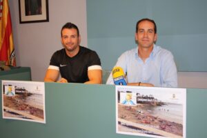Arturo Poquet i Pere Ferrer durant la presentació de les activitats de gimnàstica integral de la platja de La Fustera de Benissa