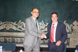 El rector de la UA i el batle de Benissa en l'acte de renovació del conveni