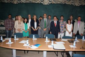 L'equip de direcció de la UA amb el rector al capdavant i les autoritats locals en l'acte de renovació del conveni