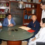 Sekiguchi Takaaki Komei i Shimizu Nobuko signen al llibre d'honor de l'ajuntament de Benissa