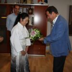 El batle de Benissa lliura un ramell de flors a Shimizu Nobuko