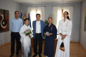 Els mestres d'espasa japonesa amb el batle i el regidor d'esports a l'Ajuntament de Benissa