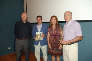 Jaume Castells, Joan Josep Cardona, el batle i Pepa Martí durant la presentació del llibre de la partida de Santa Anna