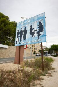 Tanca descolorida del comerç de Benissa a l'entrada sud