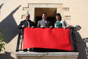 El batle, la regidora de Sanitat i el president de l'AECC Benissa amb una de les teles roges