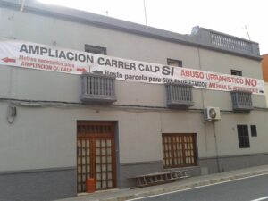 Pancarta a la façana de la casa afectada per l'ampliació del Carrer Calp