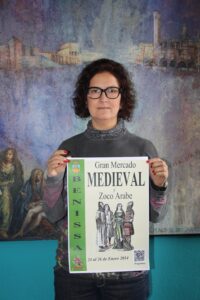 Raquel Soliveres amb el cartell del mercat medieval de Benissa