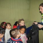 Els xiquets amb la policia local de Benissa