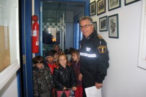 Els xiquets amb el Cap de la Policia Local de Benissa