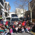 Els xiquets amb la policia local de Benissa