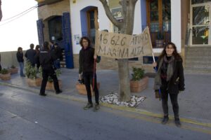 Pancarta contra l'atur en la visita d'Alberto Fabra a Benissa