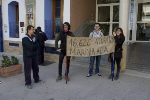 El grup de manifestants en la visita d'Alberto Fabra a Benissa