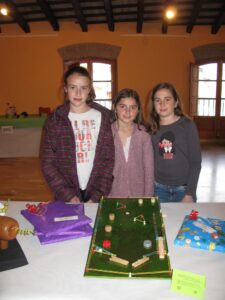 Andrea,   Laura i Nadia amb el joguet "pinball"