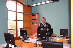 Jorge Ivars en la nova aula d'informàtica del Casal Jove