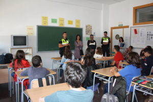 Xerrada sobre pirotècnia de la policia local als alumnes de l'IES Josep Iborra de Benissa