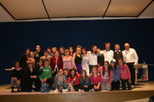 Els alumnes de l'Escola Municipal de Teatre de Benissa durant l'actuació de fi de curs