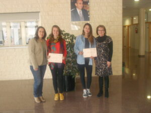 Joana i Gabriela amb les seues professores de Valencià