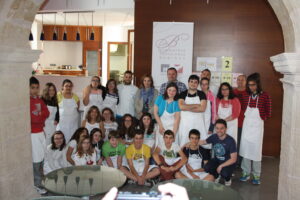 Els joves participants en el curs de cuina