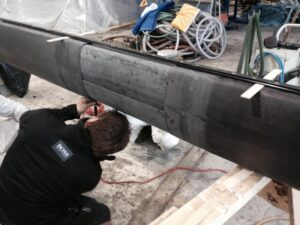 L'equip de l'Hugo Boss repara el pal de l'embarcació