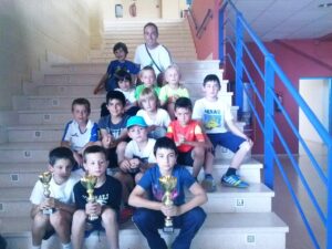 Juan Ribes amb els xiquets participants al torneig d'escacs