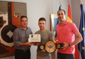 Carlos Sifre amb el batle i el regidor d'Esports