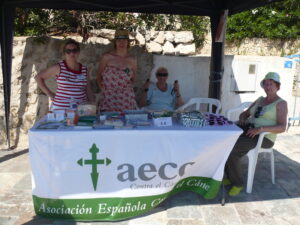 Estand de l'AECC Benissa a la platja de la Fustera