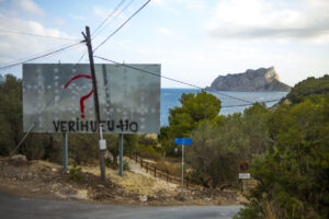 Cartell anunciador a la baixada de Cala Llobella