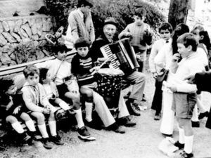 Pere Bigot amb xiquets de Benissa a finals dels anys 60