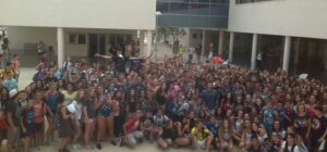 Concentració d'alumnes al pati de l'IES Josep Iborra de Benissa