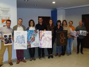 El jurat amb els cartells de festes i les fotos de moros i cristians guanyadores de Benissa 2015