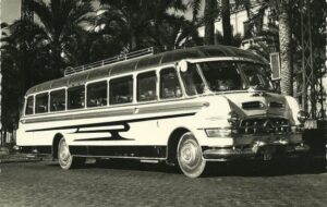 Autobús dels anys cinquanta a l'Esplanada d'Alacant