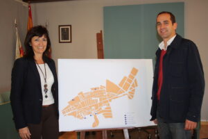Glòria Ivars i Arturo Poquet presenten el plànol amb els parcs canins
