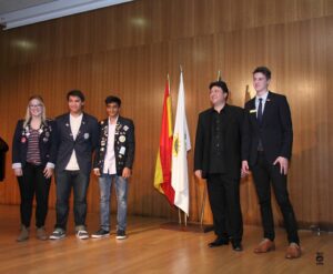 Alumnes d'intercanvi del Rotary amb el pianista Jesús María Gómez
