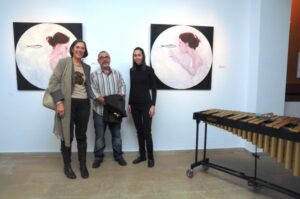 La regidora de Cultura, Empar Bolufer, l'artista de Benissa Vidal Porres i la músic Miriam Llerena
