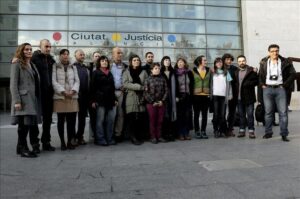 Els acusats de protestar a Cofrents davant les portes de la Ciutat de la Jústicia de València 
