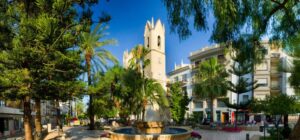 La plaça Jaume I i la font al centre de Benissa