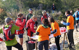 Voluntaris atenent els corredors a una edició de La Perimetral de Benissa