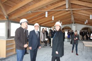 Roselló i Català, amb casc, visiten les obres de les Cases del carrer Puríssima