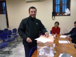 Abel Cardona diposita el seu vot a les primàries de Reiniciem Benissa