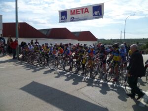 Eixida de la prova de ciclisme d'alevins de 1r any al Polígon Industrial La Pedrera de Benissa