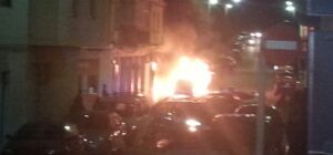 Imatge dels vehicles cremant-se al carrer Dr. Crespo de Benissa