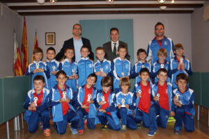 Els xiquets de l'equip prebenjamí A de futbol a l'ajuntament de Benissa