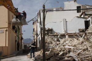 Enderrocament de les cases en estat de ruïna del Carrer Calp