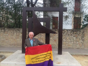 Joseph Almudever davant del Monument a les Brigades Internacionals a Benissa