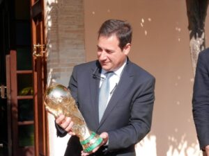 Juan Bautista Roselló amb la Copa del Món quan va estar a Benissa