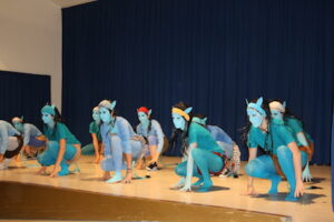 El grup de ball de l'IES Josep Iborra vestit d'avatar