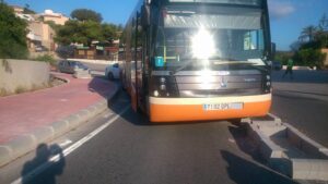 Un autobús intenta agafar la corba davant del supermercat La Fustera
