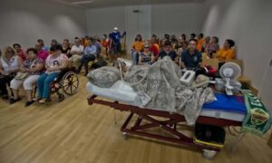 El jove, en el llit articulat, durant el judici