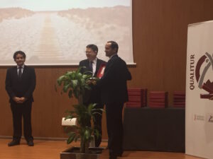 Arturo Poquet rep la bandera qualitur de mans del president de la Generalitat,   Ximo Puig.